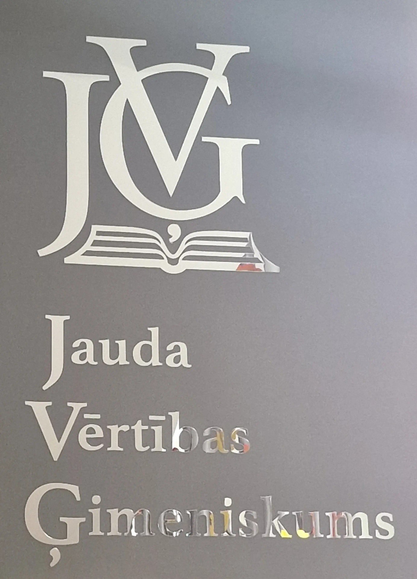 Pirmais gads bez direktora