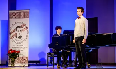 8.c klases skolēns Gustavs Daugalis iegūst sudraba diplomu A. Feila dziedātāju konkursā