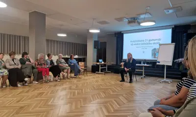 Ģimnāzijas skolotāji tiekas ar izaugsmes treneri Aleksi Daumi, lai runātu par labbūtību