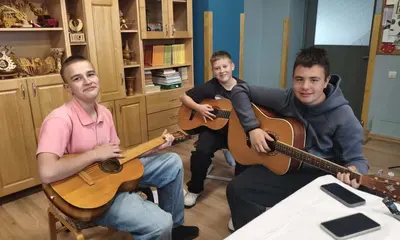 Jaunieši aktīvi iesaistās ģitērspēles apgūšanā