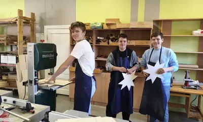 Kokapstrādes pulciņa dalībnieki gatavo rotājumus svētkiem