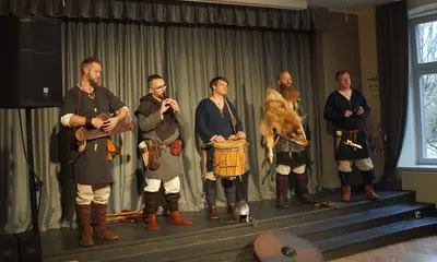 Lāčplēša dienā skolēni tiekas ar vīru kopu "Vilkači". 