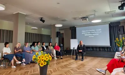 Uzsākot jauno mācību gadu, skolotāji tiekas apmācībās ar lektoru Aleksi Daumi